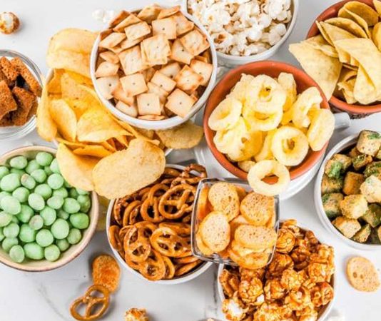 Bitkisel atıştırmalıklar, son yıllarda sağlıklı yaşam trendlerinin yükselmesiyle birlikte beslenme alışkanlıklarında önemli bir yer edinmeye başladı. Günlük hayatın temposu içinde pratik çözümler arayan bireyler, hem tok tutan hem de doğal içeriklere sahip ürünlere yöneliyor. Bu noktada bitkisel atıştırmalıklar, katkı maddesi içermeyen yapıları ve bitki bazlı içerikleriyle öne çıkıyor. Konulu bir haber görseli.