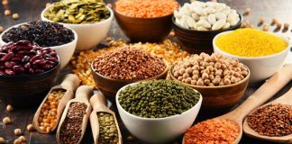 Bitkisel proteinler, son yıllarda sağlıklı yaşam, sürdürülebilir beslenme ve çevre dostu gıda arayışlarının artmasıyla birlikte daha fazla gündeme gelmeye başladı. Hayvansal kaynaklara alternatif olarak öne çıkan bu besin grubu, yalnızca vegan ve vejetaryen beslenme tercih edenler için değil, dengeli beslenmek isteyen herkes için önemli bir seçenek sunuyor. Baklagiller, tahıllar, kuruyemişler ve bazı sebzeler aracılığıyla alınabilen bitkisel proteinler, vücudun temel yapı taşlarından biri olan proteini doğal yollarla sağlamaya yardımcı oluyor. Konulu bir haber görseli.