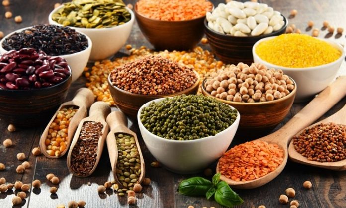 Bitkisel Proteinler Sağlıklı Beslenmede Yeni Dönemin Temeli Bitkisel proteinler, son yıllarda sağlıklı yaşam, sürdürülebilir beslenme ve çevre dostu gıda arayışlarının artmasıyla birlikte daha fazla gündeme gelmeye başladı. Hayvansal kaynaklara alternatif olarak öne çıkan bu besin grubu, yalnızca vegan ve vejetaryen beslenme tercih edenler için değil, dengeli beslenmek isteyen herkes için önemli bir seçenek sunuyor. Baklagiller, tahıllar, kuruyemişler ve bazı sebzeler aracılığıyla alınabilen bitkisel proteinler, vücudun temel yapı taşlarından biri olan proteini doğal yollarla sağlamaya yardımcı oluyor. Konulu bir haber görseli.