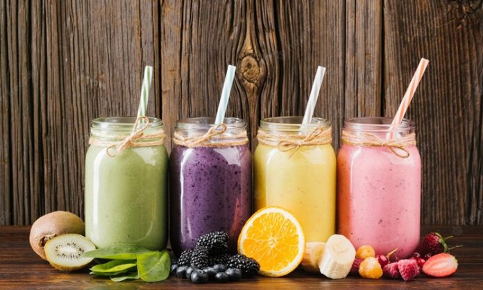 Bitkisel Smoothie Trendinin Yükselişi Ve Günlük Beslenmedeki Yeri Son yıllarda sağlıklı yaşam ve dengeli beslenme konularına olan ilginin artmasıyla birlikte bitkisel smoothie kavramı da giderek daha fazla kişinin hayatına girmiş durumda. Özellikle yoğun şehir yaşamında pratik, doyurucu ve doğal alternatifler arayan bireyler için bitkisel smoothie, hem zamandan tasarruf sağlayan hem de beslenme rutinine çeşitlilik katan bir seçenek olarak öne çıkıyor. Meyve, sebze, bitkisel sütler ve doğal tohumlarla hazırlanan bu karışımlar, modern beslenme anlayışının simgelerinden biri haline gelmiş durumda. Konulu bir haber görseli.