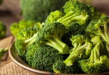 Sebze dünyasının en dikkat çeken üyelerinden biri olan brokoli, son yıllarda sağlıklı beslenme trendlerinin yükselmesiyle birlikte sofralarda daha sık yer almaya başladı. Canlı yeşil rengi, yoğun besin değeri ve çok yönlü kullanım alanlarıyla öne çıkan brokoli, hem ev mutfaklarında hem de restoran menülerinde giderek daha fazla tercih ediliyor. Özellikle bağışıklık sistemini destekleyen özellikleri sayesinde brokoli, uzmanlar tarafından düzenli tüketilmesi önerilen sebzeler arasında gösteriliyor. Konulu bir haber görseli.