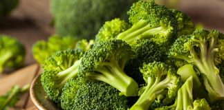 Sebze dünyasının en dikkat çeken üyelerinden biri olan brokoli, son yıllarda sağlıklı beslenme trendlerinin yükselmesiyle birlikte sofralarda daha sık yer almaya başladı. Canlı yeşil rengi, yoğun besin değeri ve çok yönlü kullanım alanlarıyla öne çıkan brokoli, hem ev mutfaklarında hem de restoran menülerinde giderek daha fazla tercih ediliyor. Özellikle bağışıklık sistemini destekleyen özellikleri sayesinde brokoli, uzmanlar tarafından düzenli tüketilmesi önerilen sebzeler arasında gösteriliyor. Konulu bir haber görseli.
