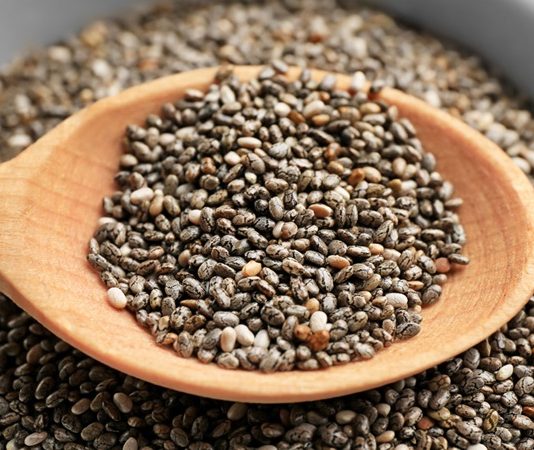 Chia Tohumu İle Sağlıklı Beslenmede Doğal Bir Alternatif Son yıllarda sağlıklı yaşam ve dengeli beslenme konularına olan ilginin artmasıyla birlikte bazı besinler ön plana çıkmaya başladı. Bu besinlerin başında gelen chia tohumu, küçük boyutuna rağmen mutfaklarda ve beslenme planlarında önemli bir yer edinmiş durumda. Doğal yapısı, kullanım kolaylığı ve farklı tariflere uyum sağlaması sayesinde chia tohumu tüketimi giderek yaygınlaşıyor. Konulu bir haber görseli.
