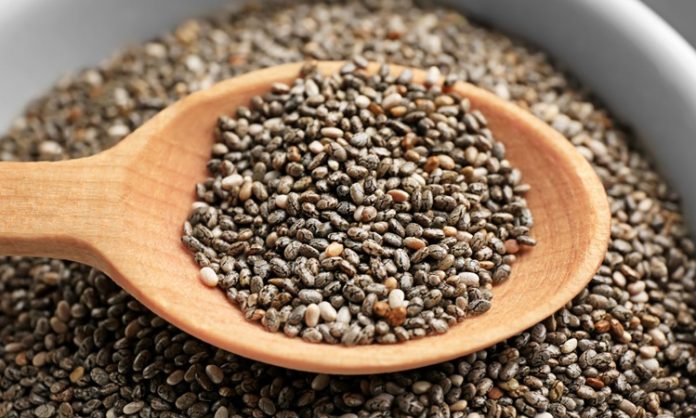 Chia Tohumu İle Sağlıklı Beslenmede Doğal Bir Alternatif Son yıllarda sağlıklı yaşam ve dengeli beslenme konularına olan ilginin artmasıyla birlikte bazı besinler ön plana çıkmaya başladı. Bu besinlerin başında gelen chia tohumu, küçük boyutuna rağmen mutfaklarda ve beslenme planlarında önemli bir yer edinmiş durumda. Doğal yapısı, kullanım kolaylığı ve farklı tariflere uyum sağlaması sayesinde chia tohumu tüketimi giderek yaygınlaşıyor. Konulu bir haber görseli.