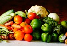 Son yıllarda sağlıklı yaşam arayışlarının artmasıyla birlikte beslenme alışkanlıklarında da köklü değişimler yaşanıyor. Bu değişimlerin başında ise çiğ beslenme geliyor. Isıl işlem görmemiş ya da çok düşük sıcaklıklarda hazırlanmış gıdaların tüketilmesini esas alan bu yaklaşım, besinlerin doğallığını koruma fikrine dayanıyor. Özellikle şehir hayatının getirdiği hazır gıda alışkanlıklarına karşı bir alternatif olarak öne çıkıyor. Konulu bir haber görseli.