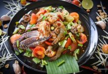 Deniz ürünleri, insan beslenmesinde yüzyıllardır önemli bir yere sahip olan ve günümüzde de değerini koruyan besin grupları arasında bulunuyor. Denizlerden elde edilen balık, karides, midye, kalamar ve benzeri ürünler, hem lezzet hem de besin değeri açısından sofralarda özel bir konumda yer alıyor. Özellikle sağlıklı beslenme bilincinin artmasıyla birlikte deniz ürünleri, dengeli ve doğal bir diyetin vazgeçilmez unsurları arasında gösteriliyor. Konulu bir haber görseli.