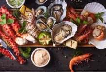 Balık restoranları, deniz kültürünün sofraya yansıyan en canlı örneklerinden biri olarak Türkiye’de hem geleneksel hem de modern anlayışla varlığını sürdürüyor. Kıyı şehirlerinden iç bölgelere kadar uzanan bu lezzet hattı, yalnızca yemek yenen mekânlar olmanın ötesinde bir yaşam tarzını ve sosyal buluşma kültürünü temsil ediyor. Günümüzde balık restoranları, taze ürün kullanımı, mevsimsellik ve sunum anlayışıyla gastronomi dünyasında ayrı bir konuma yerleşmiş durumda. Konulu bir haber görseli.