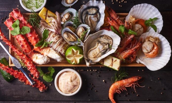 Balık restoranları, deniz kültürünün sofraya yansıyan en canlı örneklerinden biri olarak Türkiye’de hem geleneksel hem de modern anlayışla varlığını sürdürüyor. Kıyı şehirlerinden iç bölgelere kadar uzanan bu lezzet hattı, yalnızca yemek yenen mekânlar olmanın ötesinde bir yaşam tarzını ve sosyal buluşma kültürünü temsil ediyor. Günümüzde balık restoranları, taze ürün kullanımı, mevsimsellik ve sunum anlayışıyla gastronomi dünyasında ayrı bir konuma yerleşmiş durumda. Konulu bir haber görseli.