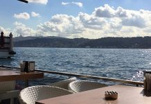 Şehir hayatının yoğun temposu içinde denizle temas edilebilen nadir alanlardan biri olan sahil kafeleri, son yıllarda hem yerel halkın hem de ziyaretçilerin en çok tercih ettiği mekânlar arasında yer alıyor. Denizin sesi, açık hava ferahlığı ve manzara eşliğinde sunulan yeme içme deneyimi, sahil kafelerini sıradan kafelerden ayıran en önemli unsur olarak öne çıkıyor. Bu mekânlar, sadece bir şeyler içilen alanlar değil; aynı zamanda şehirden kaçışın en kolay yollarından biri hâline geliyor. Konulu bir haber görseli.