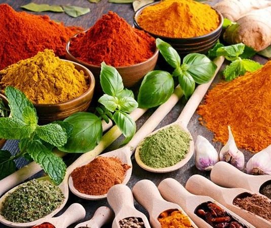 Doğal Baharatlar Sofralarda Lezzet Ve Dengenin Yükselişi Günümüzde beslenme alışkanlıkları yalnızca doyuruculuk üzerinden değil, lezzet, denge ve doğallık ekseninde de şekillenmektedir. Bu dönüşümde doğal baharatlar, mutfak kültürünün vazgeçilmez unsurları arasında yeniden güçlü bir konum kazanmıştır. Yüzyıllardır kullanılan baharatlar, modern yaşamın hızına rağmen sofralarda yerini korumakta, hatta daha bilinçli tercihlerle öne çıkmaktadır. Özellikle hazır sos ve yoğun işlenmiş ürünlerden uzaklaşma eğilimi, baharatların önemini daha da artırmıştır. Konulu bir haber görseli.