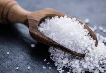 Günlük beslenmenin vazgeçilmez unsurlarından biri olan tuz, tarih boyunca yalnızca bir tatlandırıcı değil aynı zamanda bir koruyucu ve ticari değer olarak da önem taşımıştır. Günümüzde ise rafine ürünlere karşı artan bilinçle birlikte doğal tuzlar yeniden gündeme gelmiştir. Üretim süreçlerinde kimyasal işlem görmeyen, mineral yapısını büyük ölçüde koruyan bu tuzlar, mutfaklarda daha saf ve karakteristik bir lezzet arayan tüketicilerin ilgisini çekmektedir. Konulu bir haber görseli.