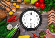 Düzenli öğünler, sağlıklı ve dengeli bir yaşamın temel taşlarından biri olarak kabul edilmektedir. Günlük hayatın yoğun temposu içinde öğün atlamak ya da saatleri sürekli değişen şekilde beslenmek oldukça yaygın hale gelmiştir. Ancak düzenli öğünler alışkanlığı, beslenmeyi plansız bir ihtiyaç olmaktan çıkarıp bilinçli bir rutine dönüştürmektedir. Bu yaklaşım, yeme eyleminin gün içindeki yerini netleştirerek yaşam düzenine istikrar kazandırır. Konulu bir haber görseli.