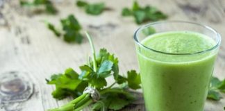 Ev Yapımı Smoothie İle Günlük Beslenmede Doğal Ve Pratik Seçim Sağlıklı yaşam bilincinin artmasıyla birlikte evde hazırlanan içecekler yeniden önem kazanmaya başladı. Özellikle ev yapımı smoothie, hem pratik hazırlanışı hem de doğal içeriği sayesinde günlük beslenmenin vazgeçilmezlerinden biri haline geldi. Taze meyve, sebze ve doğal ek bileşenlerle hazırlanan bu içecekler, hazır ürünlere kıyasla daha güvenilir bir alternatif sunuyor. Konulu bir haber görseli.