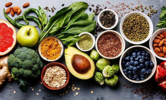 Evde yemek yapma alışkanlığı, son yıllarda sağlıklı yaşam arayışının en önemli unsurlarından biri haline gelmiştir. Evde sağlıklı yemek hazırlama, bireyin ne yediğini bilmesini, içerikleri kontrol etmesini ve beslenme düzenini kendi ihtiyaçlarına göre şekillendirmesini sağlar. Dışarıda tüketilen hazır yiyeceklerin artmasıyla birlikte, ev mutfağı yeniden güvenli ve dengeli beslenmenin merkezi olarak görülmeye başlanmıştır. Konulu bir haber görseli.
