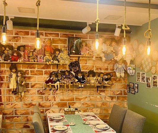 Modern şehir hayatının hızlı temposu içinde insanlar, geçmişe dair sıcak duygular uyandıran mekânlara her zamankinden daha fazla ilgi göstermeye başladı. Bu ilginin merkezinde ise nostaljik kafeler yer alıyor. Eski eşyalarla dekore edilmiş, geçmiş yılların müziklerini yaşatan ve samimi atmosferiyle öne çıkan bu kafeler, ziyaretçilerine yalnızca bir içecek değil, aynı zamanda bir zaman yolculuğu sunuyor. Nostaljik kafeler, anıları tazeleyen yapısıyla şehir yaşamında özel bir konuma sahip. Konulu bir haber görseli.