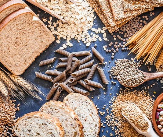 Glutensiz Alternatifler Sağlıklı Beslenmede Yeni Dönem Günümüzde beslenme alışkanlıkları hızla değişirken, bireylerin gıdaya bakış açısı da daha bilinçli bir hâl almaktadır. Bu dönüşümün önemli başlıklarından biri de glutensiz alternatifler konusudur. Geçmişte yalnızca belirli sağlık sorunlarıyla ilişkilendirilen glutensiz beslenme, bugün daha geniş bir kitle tarafından tercih edilen bir yaşam biçimine dönüşmüştür. Özellikle doğal ve dengeli beslenme arayışı, glutensiz ürünlerin popülerliğini artırmaktadır. Konulu bir haber görseli.