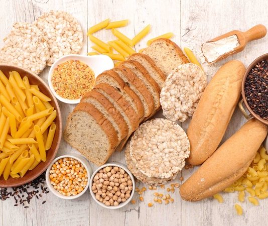 Son yıllarda beslenme alışkanlıklarında dikkat çekici bir dönüşüm yaşanıyor. Özellikle gıdaların içeriğine yönelik artan farkındalık, bireyleri daha sade ve doğal beslenme modellerine yöneltiyor. Bu modeller arasında glutensiz doğal beslenme, yalnızca çölyak hastaları için değil, genel sağlığını korumak isteyen geniş bir kesim için de ilgi odağı haline gelmiş durumda. İşlenmiş gıdalardan uzak durma eğilimi, glutensiz beslenmenin doğal içeriklerle birleşmesini daha da anlamlı kılıyor. Konulu bir haber görseli.