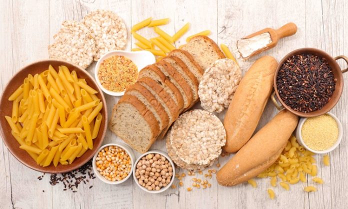 Glutensiz Doğal Beslenme Sağlıklı Yaşam Arayışında Öne Çıkıyor Son yıllarda beslenme alışkanlıklarında dikkat çekici bir dönüşüm yaşanıyor. Özellikle gıdaların içeriğine yönelik artan farkındalık, bireyleri daha sade ve doğal beslenme modellerine yöneltiyor. Bu modeller arasında glutensiz doğal beslenme, yalnızca çölyak hastaları için değil, genel sağlığını korumak isteyen geniş bir kesim için de ilgi odağı haline gelmiş durumda. İşlenmiş gıdalardan uzak durma eğilimi, glutensiz beslenmenin doğal içeriklerle birleşmesini daha da anlamlı kılıyor. Konulu bir haber görseli.