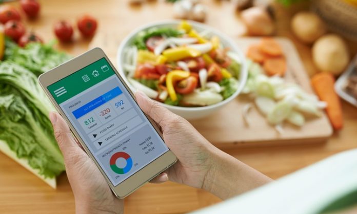 Günlük besin takibi, son yıllarda sağlıklı yaşam ve bilinçli beslenme konularının merkezinde yer alan kavramlardan biri haline gelmiştir. Gün içinde tüketilen besinlerin farkında olmak, yalnızca kilo kontrolü açısından değil, genel yaşam düzeninin anlaşılması açısından da önem taşır. Bu takip süreci, kişinin neyi, ne zaman ve ne kadar tükettiğini görmesine yardımcı olur. Konulu bir haber görseli.