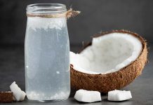 Hindistan cevizi suyu, tropikal bölgelerin doğal zenginliklerinden biri olarak son yıllarda dünya genelinde büyük ilgi görüyor. Doğal içeriği, hafif tadı ve ferahlatıcı yapısıyla öne çıkan hindistan cevizi suyu, yalnızca egzotik bir içecek olmanın ötesine geçerek sağlıklı yaşam trendlerinin önemli bir parçası haline gelmiş durumda. Özellikle katkısız ve doğal ürünlere yönelen tüketiciler için bu içecek, dikkat çeken bir alternatif sunuyor. Konulu bir haber görseli.