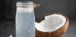 Hindistan cevizi suyu, tropikal bölgelerin doğal zenginliklerinden biri olarak son yıllarda dünya genelinde büyük ilgi görüyor. Doğal içeriği, hafif tadı ve ferahlatıcı yapısıyla öne çıkan hindistan cevizi suyu, yalnızca egzotik bir içecek olmanın ötesine geçerek sağlıklı yaşam trendlerinin önemli bir parçası haline gelmiş durumda. Özellikle katkısız ve doğal ürünlere yönelen tüketiciler için bu içecek, dikkat çeken bir alternatif sunuyor. Konulu bir haber görseli.