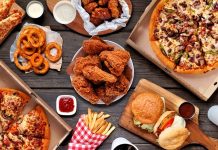 Fast food zincirleri, modern şehir yaşamının hızına uyum sağlayan en belirgin yeme içme modellerinden biri olarak öne çıkıyor. Kısa sürede hazırlanabilen menüler, standart lezzet anlayışı ve ulaşılabilir fiyat politikaları sayesinde bu restoranlar, dünyanın hemen her köşesinde geniş bir müşteri kitlesine hitap ediyor. Günümüzde fast food zincirleri, yalnızca pratik bir yemek seçeneği olmanın ötesine geçerek küresel tüketim kültürünün önemli bir parçası hâline gelmiş durumda. Konulu bir haber görseli.