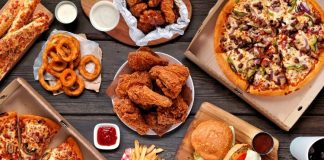 Fast food zincirleri, modern şehir yaşamının hızına uyum sağlayan en belirgin yeme içme modellerinden biri olarak öne çıkıyor. Kısa sürede hazırlanabilen menüler, standart lezzet anlayışı ve ulaşılabilir fiyat politikaları sayesinde bu restoranlar, dünyanın hemen her köşesinde geniş bir müşteri kitlesine hitap ediyor. Günümüzde fast food zincirleri, yalnızca pratik bir yemek seçeneği olmanın ötesine geçerek küresel tüketim kültürünün önemli bir parçası hâline gelmiş durumda. Konulu bir haber görseli.