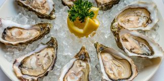 Kabuklu deniz ürünleri, hem besleyici özellikleri hem de ekonomik değeriyle son yıllarda daha fazla gündeme gelmeye başladı. Denizlerden elde edilen bu ürünler, sağlıklı beslenme trendlerinin yükselmesiyle birlikte yalnızca mutfaklarda değil, tarım ve gıda politikalarında da önemli bir yer edinmiş durumda. Özellikle kabuklu deniz ürünleri, protein bakımından zengin yapısı ve düşük yağ oranıyla dikkat çekiyor. Uzmanlar, düzenli ve dengeli tüketildiğinde bu ürünlerin insan sağlığına çok yönlü katkılar sunduğunu belirtiyor. Konulu bir haber görseli.