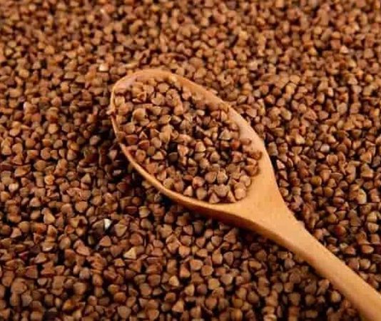 Karabuğday Tüketimi İle Sağlıklı Beslenme Alışkanlıklarında Yükselen Değer Son yıllarda beslenme alışkanlıklarında yaşanan dönüşüm, geleneksel ürünlerin yeniden keşfedilmesini sağladı. Bu ürünlerin başında gelen karabuğday tüketimi, özellikle sağlıklı yaşam ve dengeli beslenme arayışında olan bireylerin dikkatini çekiyor. Tahıl olarak bilinse de aslında farklı bir bitki grubuna ait olan karabuğday, doğal yapısı ve kullanım çeşitliliğiyle mutfaklarda giderek daha fazla yer buluyor. Konulu bir haber görseli.