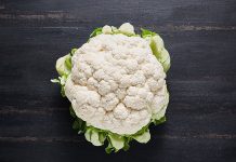 Sebze dünyasının en çok yönlü üyelerinden biri olan karnabahar, son yıllarda sağlıklı beslenme akımlarının etkisiyle yeniden popülerlik kazandı. Dışarıdan sade ve mütevazı bir görünüme sahip olan karnabahar, içerdiği zengin besin değerleriyle adeta bir sağlık deposu olarak tanımlanıyor. Özellikle düşük kalorili yapısı ve lif açısından zengin içeriği sayesinde karnabahar, diyet listelerinin vazgeçilmez sebzeleri arasında yer alıyor. Konulu bir haber görseli.