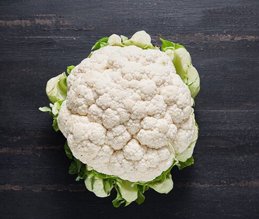 Sebze dünyasının en çok yönlü üyelerinden biri olan karnabahar, son yıllarda sağlıklı beslenme akımlarının etkisiyle yeniden popülerlik kazandı. Dışarıdan sade ve mütevazı bir görünüme sahip olan karnabahar, içerdiği zengin besin değerleriyle adeta bir sağlık deposu olarak tanımlanıyor. Özellikle düşük kalorili yapısı ve lif açısından zengin içeriği sayesinde karnabahar, diyet listelerinin vazgeçilmez sebzeleri arasında yer alıyor. Konulu bir haber görseli.