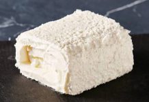 Türk mutfağının en köklü ve en sevilen ürünleri arasında yer alan kaymak ve tereyağı, hem geleneksel sofralarda hem de modern mutfaklarda güçlü bir konuma sahiptir. Süt ürünleri arasında özel bir yere sahip olan bu iki lezzet, kahvaltıdan ana yemeklere, tatlılardan hamur işlerine kadar geniş bir kullanım alanına sahiptir. Özellikle doğal üretim yöntemlerine olan ilginin artmasıyla birlikte doğal kaymak ve tereyağı yeniden ön plana çıkmıştır. Konulu bir haber görseli.