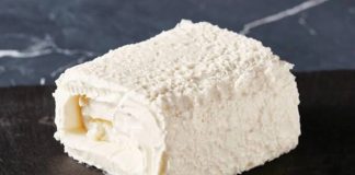 Türk mutfağının en köklü ve en sevilen ürünleri arasında yer alan kaymak ve tereyağı, hem geleneksel sofralarda hem de modern mutfaklarda güçlü bir konuma sahiptir. Süt ürünleri arasında özel bir yere sahip olan bu iki lezzet, kahvaltıdan ana yemeklere, tatlılardan hamur işlerine kadar geniş bir kullanım alanına sahiptir. Özellikle doğal üretim yöntemlerine olan ilginin artmasıyla birlikte doğal kaymak ve tereyağı yeniden ön plana çıkmıştır. Konulu bir haber görseli.