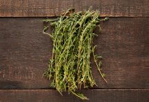 Kekik, doğanın sunduğu en güçlü aromalardan birine sahip bitkiler arasında yer alır. Yüzyıllardır hem mutfak kültüründe hem de geleneksel kullanım alanlarında kendine sağlam bir yer edinen kekik, özellikle Akdeniz coğrafyasıyla özdeşleşmiş bir bitkidir. Keskin kokusu ve yoğun tadı sayesinde az miktarla bile yemeklerin karakterini değiştirebilen bu bitki, geçmişten günümüze değerini korumayı başarmıştır. Konulu bir haber görseli