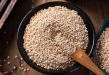 Son yıllarda beslenme alışkanlıklarında yaşanan değişim, sofralara giren ürünleri de çeşitlendirdi. Bu ürünlerin başında yer alan kinoa tüketimi, hem sağlıklı yaşam arayışında olan bireylerin hem de dengeli beslenmeyi önemseyen ailelerin dikkatini çekiyor. Güney Amerika kökenli olan kinoa, artık sadece alternatif mutfakların değil, günlük beslenmenin de önemli bir parçası haline gelmiş durumda. Konulu bir haber görseli.