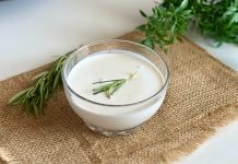 Süt ürünleri arasında hem tatlı hem de tuzlu tariflerde geniş kullanım alanına sahip olan krema, son yıllarda mutfakların en popüler bileşenlerinden biri haline geldi. Profesyonel şeflerden ev kullanıcılarına kadar geniş bir kitle tarafından tercih edilen krema, yemeklere kattığı yumuşak doku ve zengin aroma sayesinde gastronomide özel bir yere sahip. Özellikle modern mutfak trendlerinin yükselişiyle birlikte krema tüketimi belirgin şekilde artmış durumda. Konulu bir haber görseli.