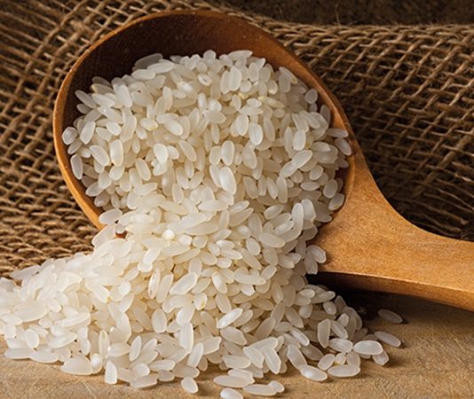 Pirinç, dünya nüfusunun yarısından fazlası için temel besin kaynağı olarak kabul ediliyor. Asya’dan Afrika’ya, Amerika’dan Avrupa’ya kadar geniş bir coğrafyada tüketilen Pirinç, yalnızca bir gıda ürünü değil; aynı zamanda kültürel, ekonomik ve stratejik bir değere sahip. Milyarlarca insanın günlük kalori ihtiyacının önemli bir bölümünü karşılayan pirinç, küresel Gıda Güvenliği politikalarının da merkezinde yer alıyor. Konulu bir haber görseli.