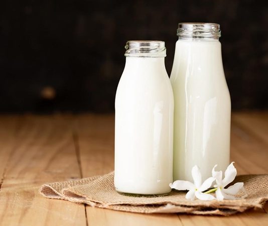 Beslenme alışkanlıklarının hızla değiştiği günümüzde, bireyler tükettikleri gıdaların içeriğine her zamankinden daha fazla dikkat ediyor. Özellikle sindirim sorunları yaşayan ya da daha dengeli bir yaşam hedefleyen kişiler için laktozsuz doğal beslenme önemli bir alternatif olarak öne çıkıyor. Süt ve süt ürünlerinde bulunan laktozun bazı bireylerde rahatsızlığa yol açması, bu beslenme modelinin yalnızca bir tercih değil, aynı zamanda bir ihtiyaç olarak görülmesine neden oluyor. Konulu bir haber görseli.