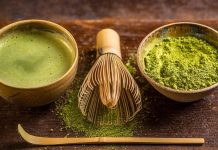 Matcha, son yıllarda sağlıklı yaşam trendlerinin yükselmesiyle birlikte dünya genelinde büyük ilgi gören doğal içeceklerden biri haline gelmiştir. Kökeni Japon kültürüne dayanan matcha, yalnızca bir çay türü olmanın ötesinde, bir yaşam tarzı ve bilinçli tüketim anlayışının simgesi olarak kabul edilmektedir. Geleneksel yeşil çaydan farklı olarak toz formunda tüketilen bu özel ürün, doğallığı ve sade yapısıyla modern yaşamın beklentilerine uyum sağlamaktadır. Konulu bir haber görseli.