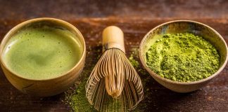 Matcha, son yıllarda sağlıklı yaşam trendlerinin yükselmesiyle birlikte dünya genelinde büyük ilgi gören doğal içeceklerden biri haline gelmiştir. Kökeni Japon kültürüne dayanan matcha, yalnızca bir çay türü olmanın ötesinde, bir yaşam tarzı ve bilinçli tüketim anlayışının simgesi olarak kabul edilmektedir. Geleneksel yeşil çaydan farklı olarak toz formunda tüketilen bu özel ürün, doğallığı ve sade yapısıyla modern yaşamın beklentilerine uyum sağlamaktadır. Konulu bir haber görseli.