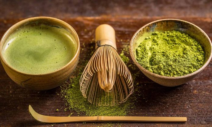 Matcha, son yıllarda sağlıklı yaşam trendlerinin yükselmesiyle birlikte dünya genelinde büyük ilgi gören doğal içeceklerden biri haline gelmiştir. Kökeni Japon kültürüne dayanan matcha, yalnızca bir çay türü olmanın ötesinde, bir yaşam tarzı ve bilinçli tüketim anlayışının simgesi olarak kabul edilmektedir. Geleneksel yeşil çaydan farklı olarak toz formunda tüketilen bu özel ürün, doğallığı ve sade yapısıyla modern yaşamın beklentilerine uyum sağlamaktadır. Konulu bir haber görseli.