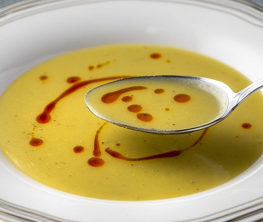 Baklagiller denildiğinde ilk akla gelen besinlerden biri olan mercimek, yüzyıllardır Anadolu sofralarının vazgeçilmezleri arasında yer alıyor. Günümüzde artan beslenme bilinciyle birlikte mercimek tüketimi, yalnızca alışkanlıkların değil, modern sağlıklı beslenme anlayışının da temel unsurlarından biri haline gelmiş durumda. Ekonomik olması, kolay ulaşılabilirliği ve yüksek besin değeri mercimeği her kesim için önemli bir gıda haline getiriyor. Konulu bir haber görseli.