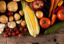 Meyve ve sebze çeşitliliği, günümüz beslenme anlayışında giderek daha fazla önem kazanan bir kavram olarak öne çıkmaktadır. Tek tip beslenme alışkanlıklarının yaygınlaşması, farklı besin gruplarının yeterince tüketilmemesine neden olabilmektedir. Bu noktada meyve ve sebzelerin renk, tür ve mevsim açısından çeşitlendirilmesi, günlük beslenme düzenine doğal bir denge kazandırır. Konulu bir haber görseli.