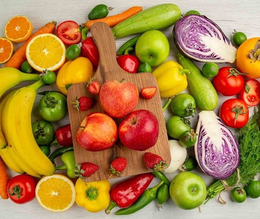 Günümüzde sağlıklı beslenme anlayışı yalnızca ne yediğimizle değil, yediğimiz gıdayı nasıl tükettiğimizle de yakından ilişkilendiriliyor. Bu noktada meyve ve sebzelerin kabuklarıyla tüketimi, son yıllarda giderek daha fazla gündeme gelen bir konu haline geliyor. Uzmanlar ve beslenme trendleri, kabukların atılmak yerine doğru şekilde değerlendirilmesinin hem bireysel beslenme alışkanlıklarını hem de gıda israfını doğrudan etkilediğine dikkat çekiyor. Konulu bir haber görseli.