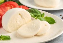 İtalyan mutfağının dünyaya armağan ettiği en ünlü lezzetlerden biri olan mozzarella, son yıllarda Türkiye’de de hızla yaygınlaşan bir peynir türü olarak dikkat çekiyor. Yumuşak dokusu, hafif süt aroması ve eriyen yapısıyla bilinen mozzarella, özellikle pizza ve makarna gibi yemeklerin vazgeçilmez malzemeleri arasında yer alıyor. Ancak günümüzde mozzarella peyniri, sadece İtalyan tarifleriyle sınırlı kalmayıp salatalardan sandviçlere kadar geniş bir kullanım alanına sahip. Konulu bir haber görseli.