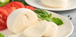 İtalyan mutfağının dünyaya armağan ettiği en ünlü lezzetlerden biri olan mozzarella, son yıllarda Türkiye’de de hızla yaygınlaşan bir peynir türü olarak dikkat çekiyor. Yumuşak dokusu, hafif süt aroması ve eriyen yapısıyla bilinen mozzarella, özellikle pizza ve makarna gibi yemeklerin vazgeçilmez malzemeleri arasında yer alıyor. Ancak günümüzde mozzarella peyniri, sadece İtalyan tarifleriyle sınırlı kalmayıp salatalardan sandviçlere kadar geniş bir kullanım alanına sahip. Konulu bir haber görseli.