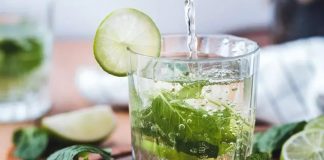 Nane limonlu su, geleneksel içecek kültürü ile modern sağlıklı yaşam anlayışının kesiştiği noktada yer alan doğal ve sade bir içecek olarak öne çıkmaktadır. Günlük sıvı tüketimini daha keyifli hale getiren bu karışım, hem ferahlatıcı aroması hem de pratik hazırlanışıyla geniş bir kullanıcı kitlesine hitap etmektedir. Özellikle doğal içeriklere yönelimin arttığı günümüzde nane limonlu su, katkısız yapısıyla dikkat çeken seçeneklerden biri haline gelmiştir. Konulu bir haber görseli.