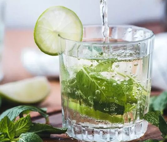 Nane limonlu su, geleneksel içecek kültürü ile modern sağlıklı yaşam anlayışının kesiştiği noktada yer alan doğal ve sade bir içecek olarak öne çıkmaktadır. Günlük sıvı tüketimini daha keyifli hale getiren bu karışım, hem ferahlatıcı aroması hem de pratik hazırlanışıyla geniş bir kullanıcı kitlesine hitap etmektedir. Özellikle doğal içeriklere yönelimin arttığı günümüzde nane limonlu su, katkısız yapısıyla dikkat çeken seçeneklerden biri haline gelmiştir. Konulu bir haber görseli.