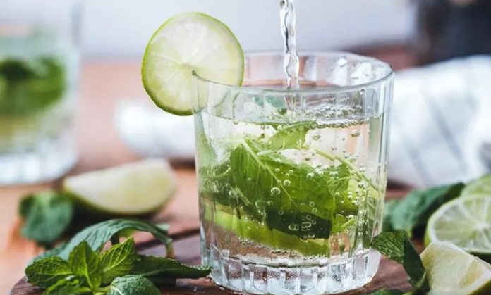 Nane limonlu su, geleneksel içecek kültürü ile modern sağlıklı yaşam anlayışının kesiştiği noktada yer alan doğal ve sade bir içecek olarak öne çıkmaktadır. Günlük sıvı tüketimini daha keyifli hale getiren bu karışım, hem ferahlatıcı aroması hem de pratik hazırlanışıyla geniş bir kullanıcı kitlesine hitap etmektedir. Özellikle doğal içeriklere yönelimin arttığı günümüzde nane limonlu su, katkısız yapısıyla dikkat çeken seçeneklerden biri haline gelmiştir. Konulu bir haber görseli.