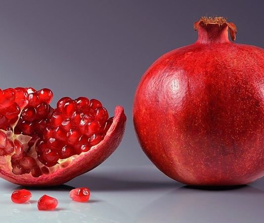 Narın Kültürü, Ekonomisi ve Sofralardaki Yeriyle Dört Mevsimlik Yolculuğu Nar, Anadolu coğrafyasında yalnızca bir meyve değil; bereketin, bolluğun ve devamlılığın simgesi olarak yüzyıllardır yaşamın merkezinde yer alıyor. Kırmızı taneleriyle dikkat çeken bu meyve, hem geleneksel inanışlarda hem de günlük beslenme kültüründe kendine sağlam bir yer edinmiş durumda. Günümüzde nar üretimi tarımsal ekonomi açısından da önemli bir konuma ulaşırken, sofralarda taze tüketimden soslara kadar geniş bir kullanım alanı buluyor. Konulu bir haber görseli.